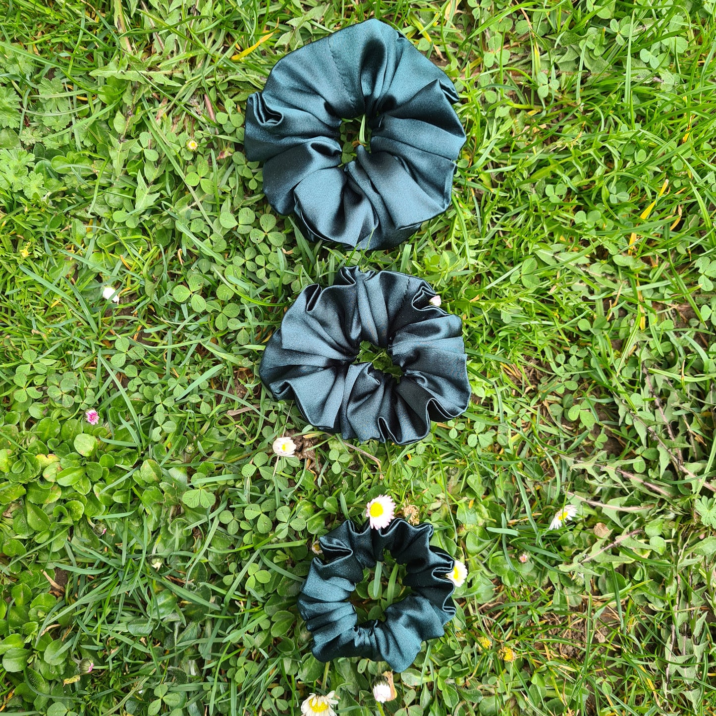 Saténové gumičky do vlasov scrunchie – tmavo zelená, veľká stredná malá, pohľad spredu