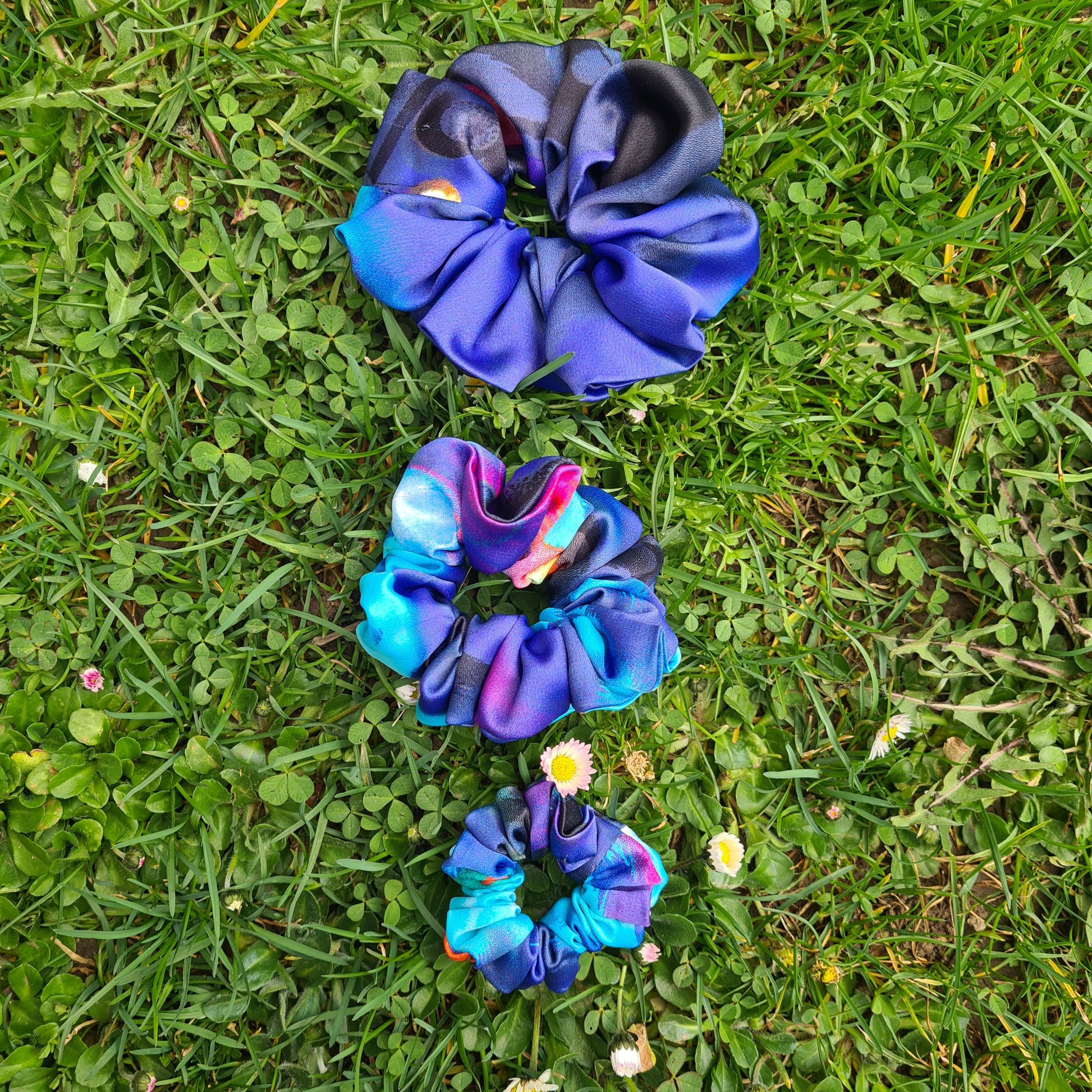Saténové gumičky do vlasov scrunchie – mix farieb modrá, veľká stredná malá, pohľad spredu