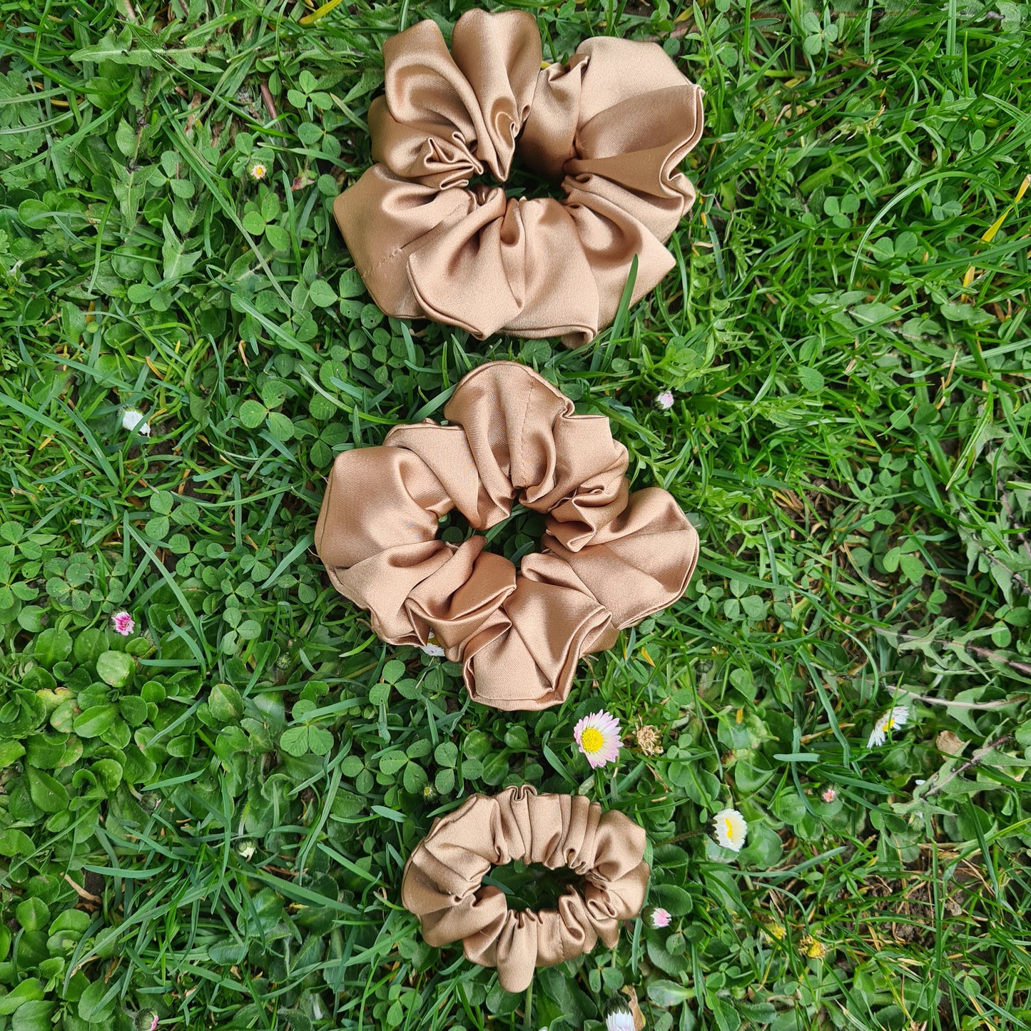 Saténové gumičky do vlasov scrunchie – zlatá, veľká stredná malá, pohľad spredu
