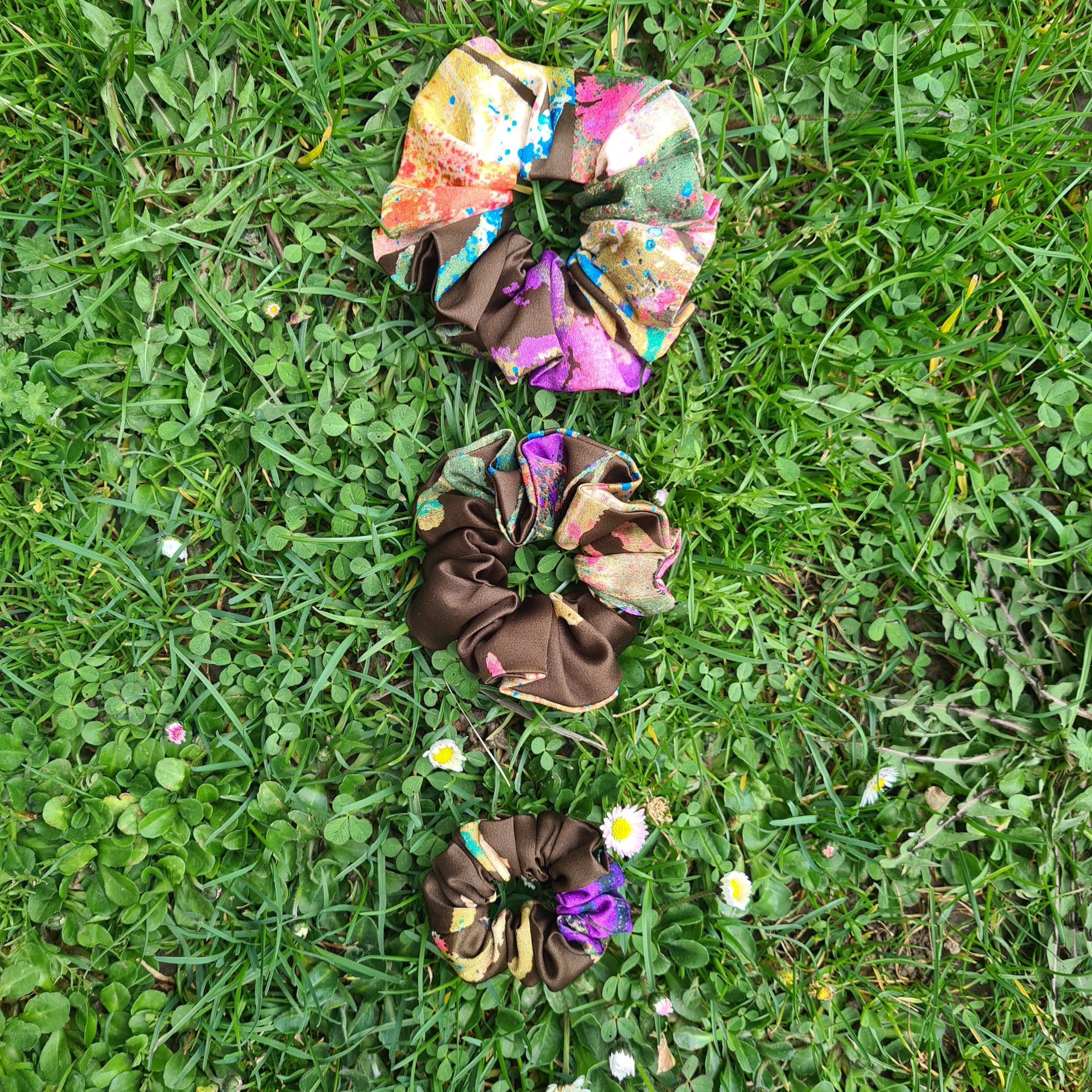 Saténové gumičky do vlasov scrunchie – mix farieb hnedá, veľká stredná malá, pohľad spredu
