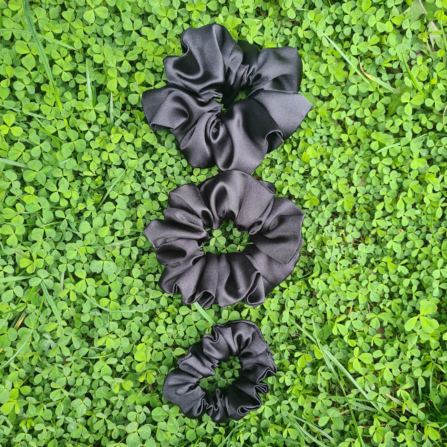 Saténové gumičky do vlasov scrunchie – čierna, veľká stredná malá, pohľad spredu