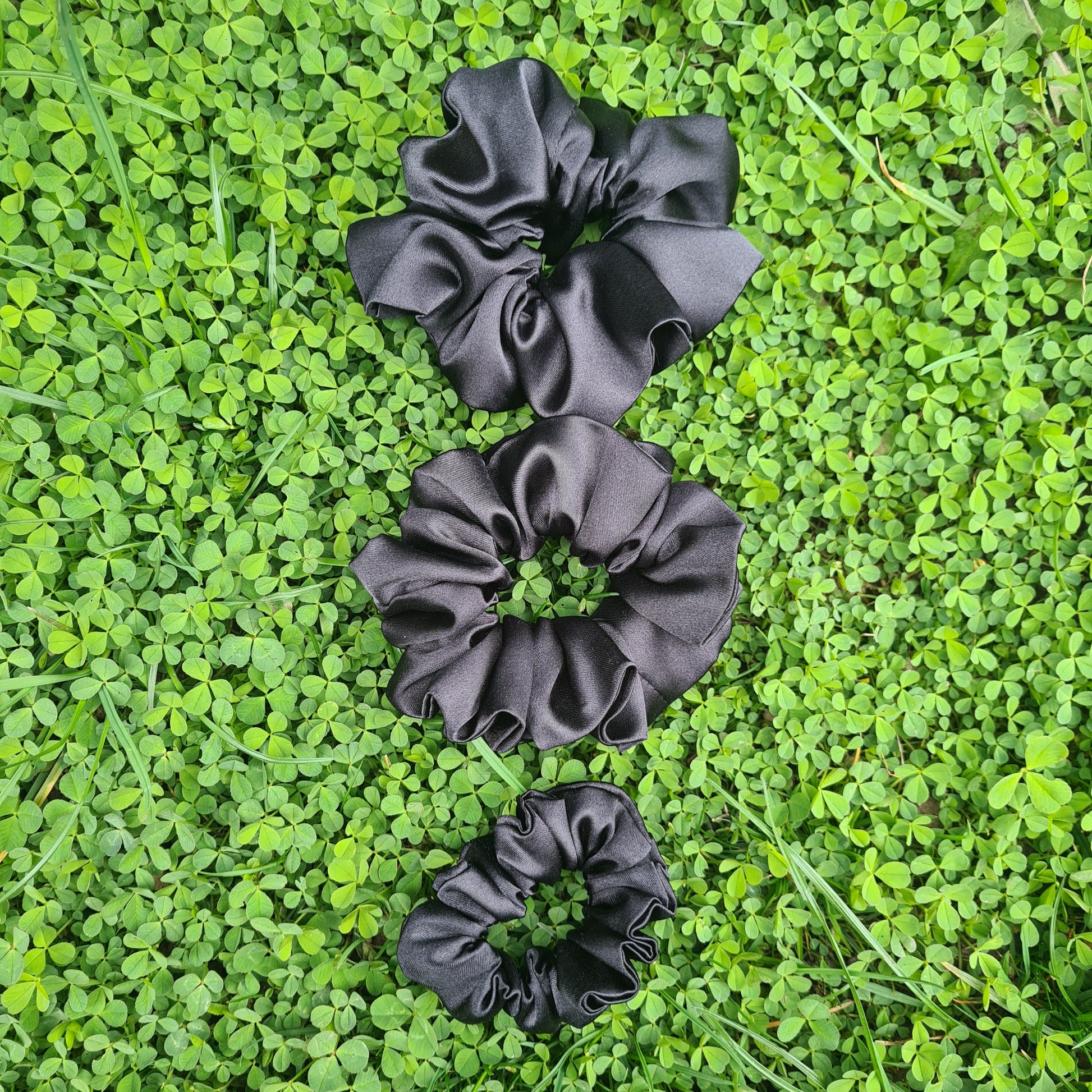 Saténové gumičky do vlasov scrunchie – čierna, veľká stredná malá, pohľad spredu