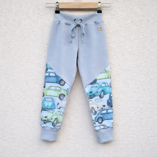 chlapčenské tepláky retro autíčka. foto na vešiaku