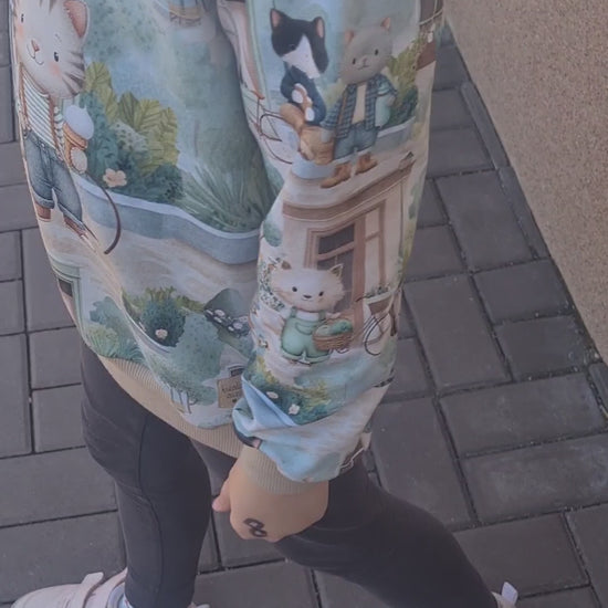 mikina s motívom mačiek, v meste, video  na postave