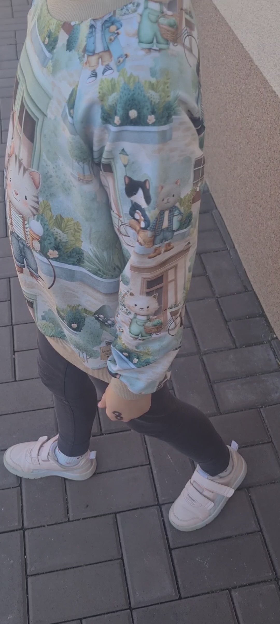 mikina s motívom mačiek, v meste, video  na postave