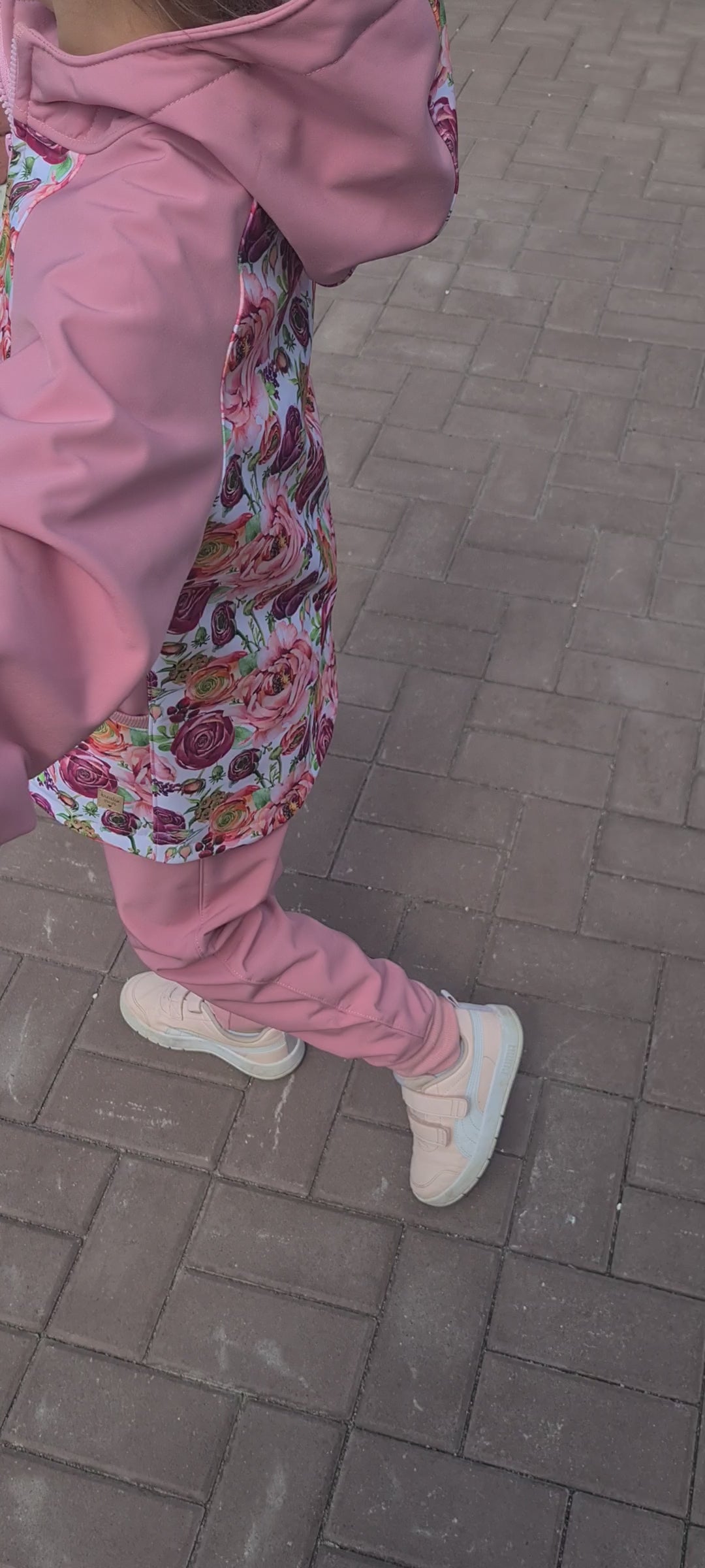 softshellová bunda, pre dievča, vzor pivónie, kvety, staroružová, s kapucňou, na zips, vrecká, rastúca veľkosť, patenty, video na postave
