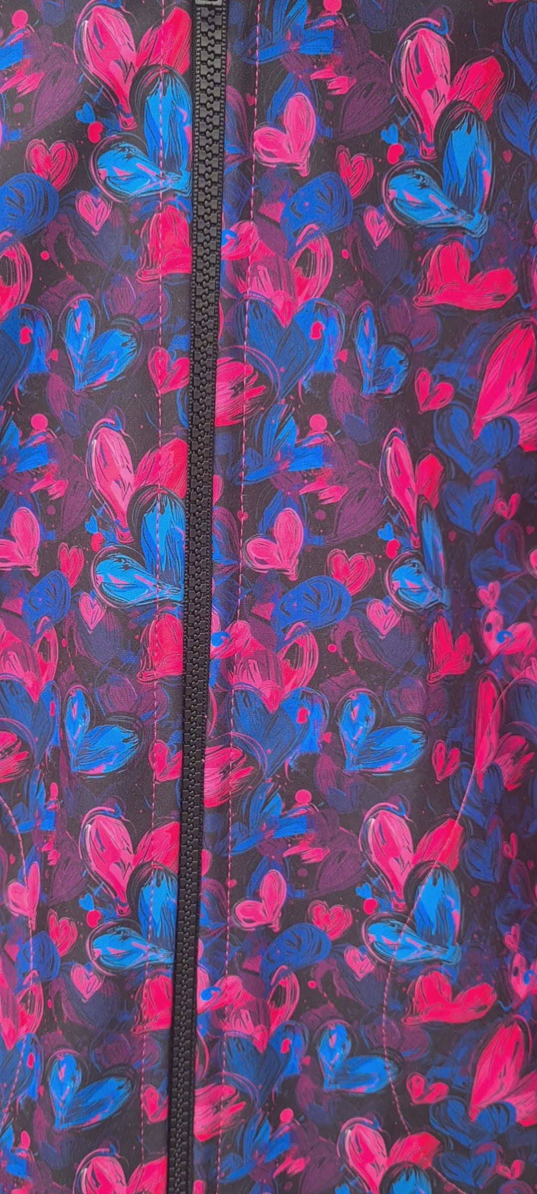detská softshellová bunda s kapucňou, na zips, s vreckami, rastúca veľkosť, patenty, softshellová bunda cyklámenová so srdiečkami, motív srdiečka, farba cyklámenová, video