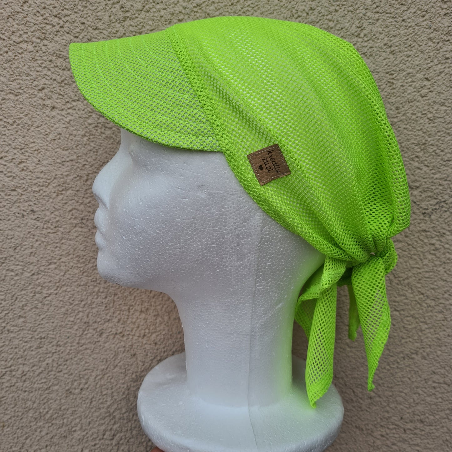Sieťkovaná šatka so šiltom